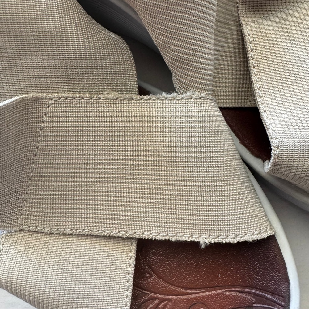 Bzees Womens Smile Wedge Sandals Tan‎ Stretch Fabric Crisscross Straps Size 7 - Picture 3 of 8